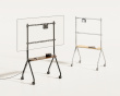 Easel Studio Mobilt TV-stativ med hjul – Vit